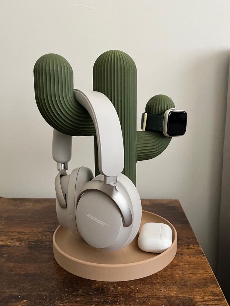 Cactus-Shaped 3-in-1 Desktop Organizer & Wireless Charging Station